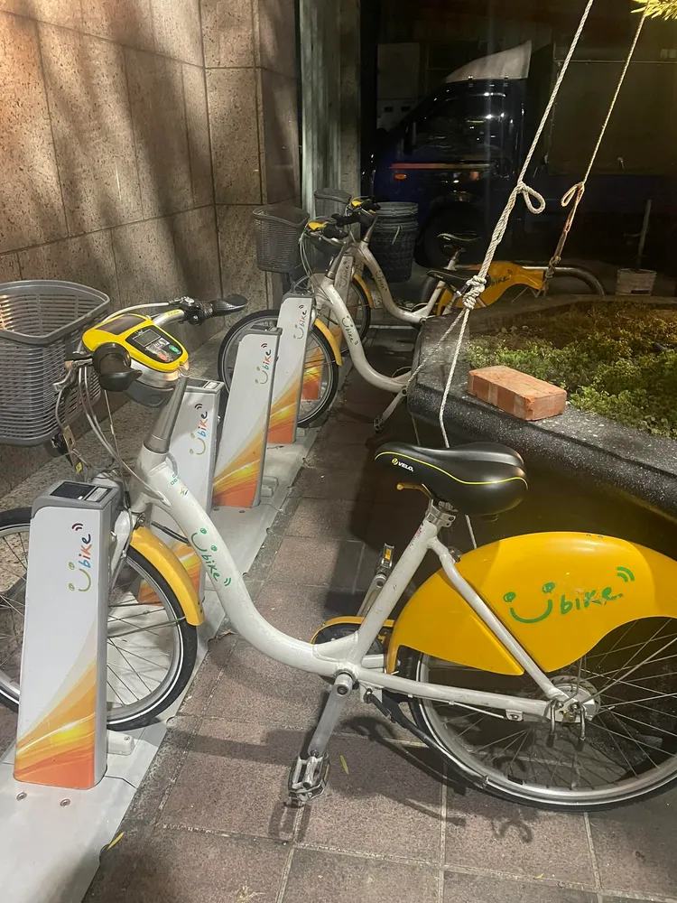 后里區農會旁的Ubike停車柱有2空位，卻被巨型盆栽擋住，根本無法歸還車輛。翻攝自臉書「路上觀察學院」