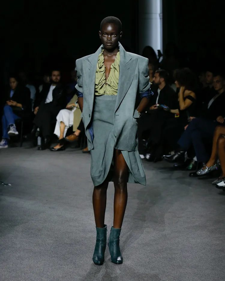 融合了99年秋冬、00年秋冬、16年春夏的西裝套裝。品牌提供