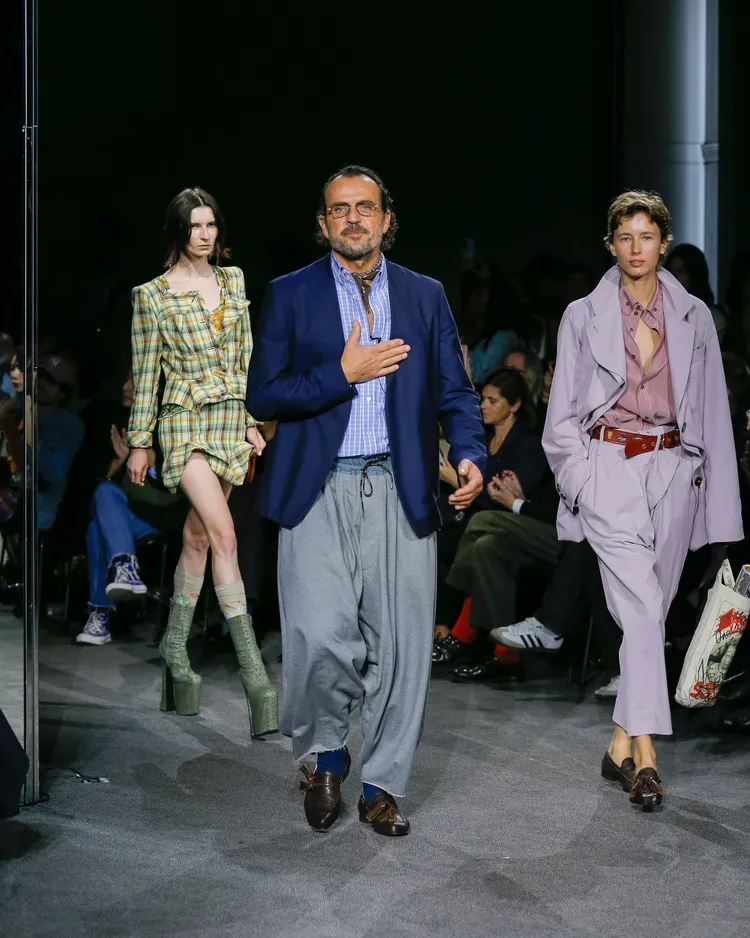 設計師Andreas Kronthaler（中）將老婆Vivienne Westwood的私人衣櫥作為靈感。品牌提供