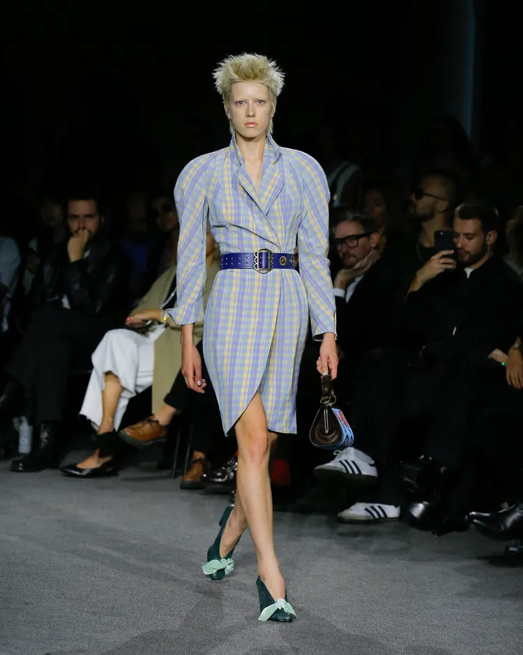 來自96年春夏系列的都會套裝。品牌提供