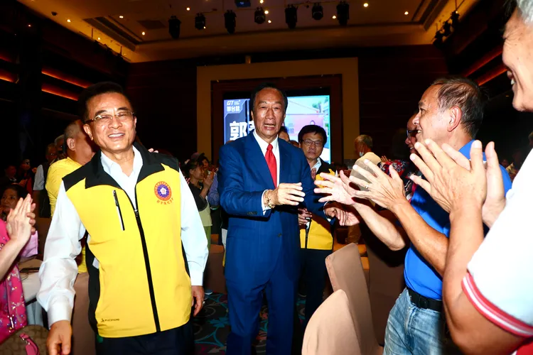 郭台銘今踏入會場，隨即受到大批「我姓郭」民眾熱情歡呼。彭欣偉攝