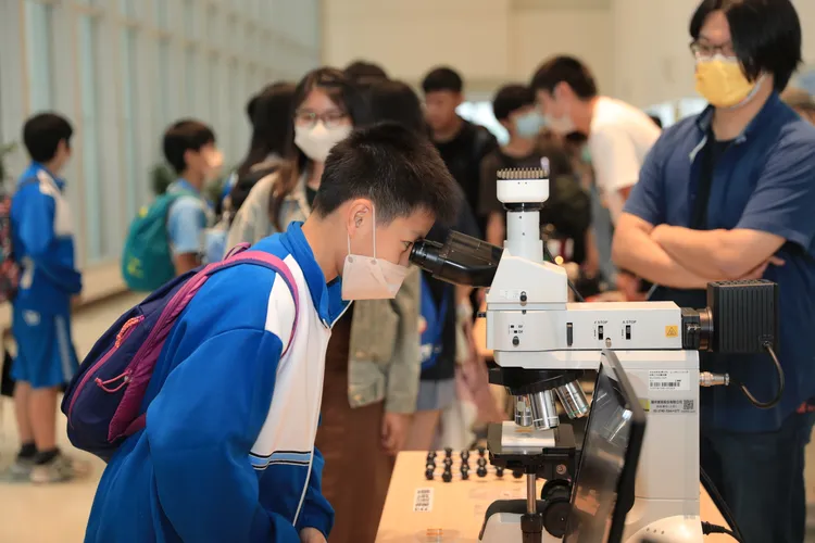 中研院舉行「院區開放」活動，湧入許多學生參與。中研院提供