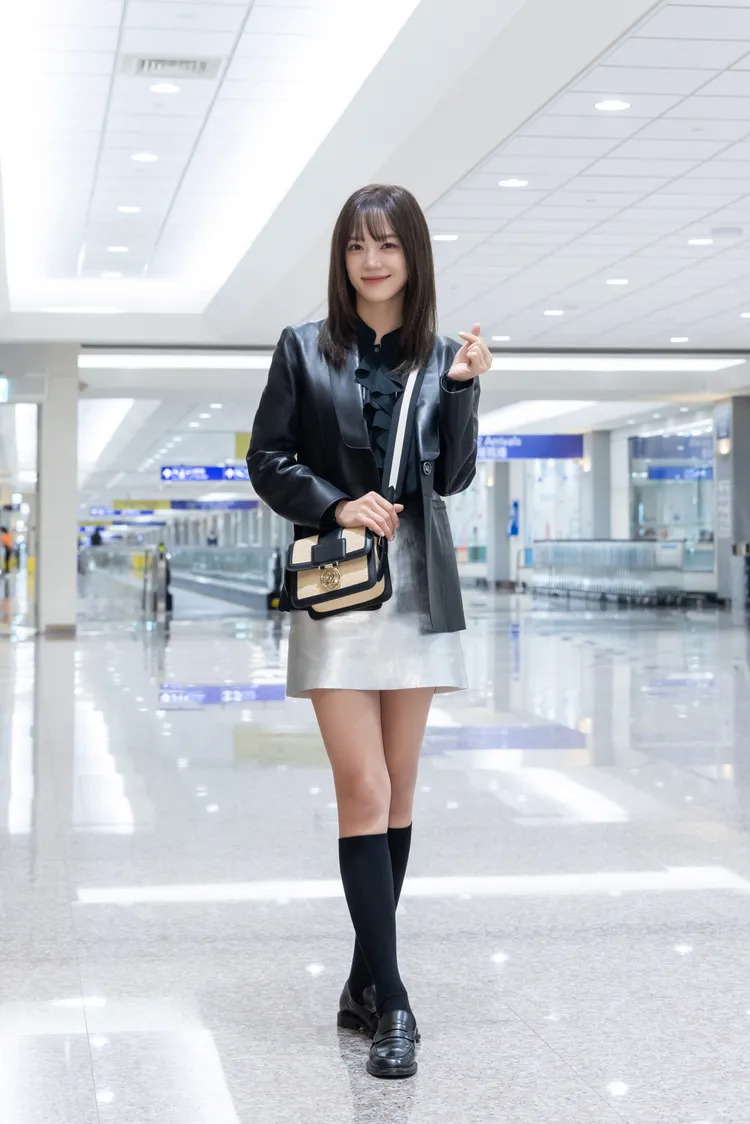 金世正穿著銀色短裙及黑色皮外套。品牌提供