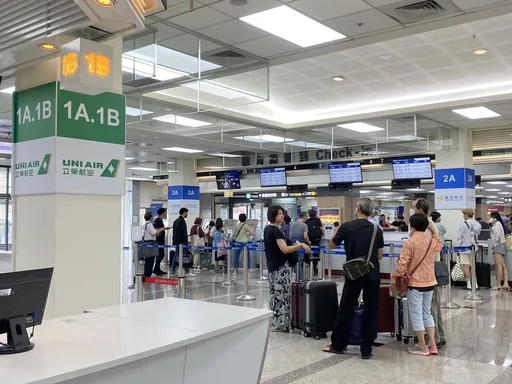 中颱小犬搗亂交通！10/5班機有異動　海運140航次停航