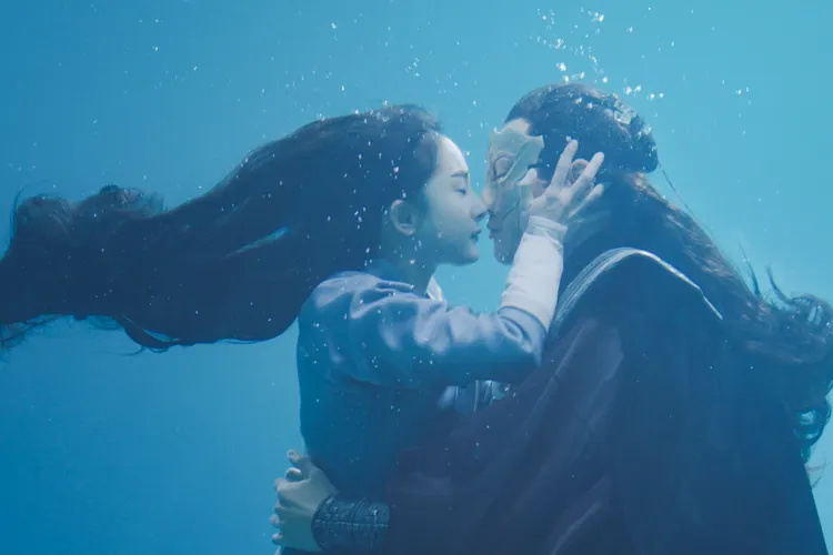 楊冪（左）、陳偉霆《斛珠夫人》拍攝水中吻戲連拍兩天體力透支。中天娛樂台提供