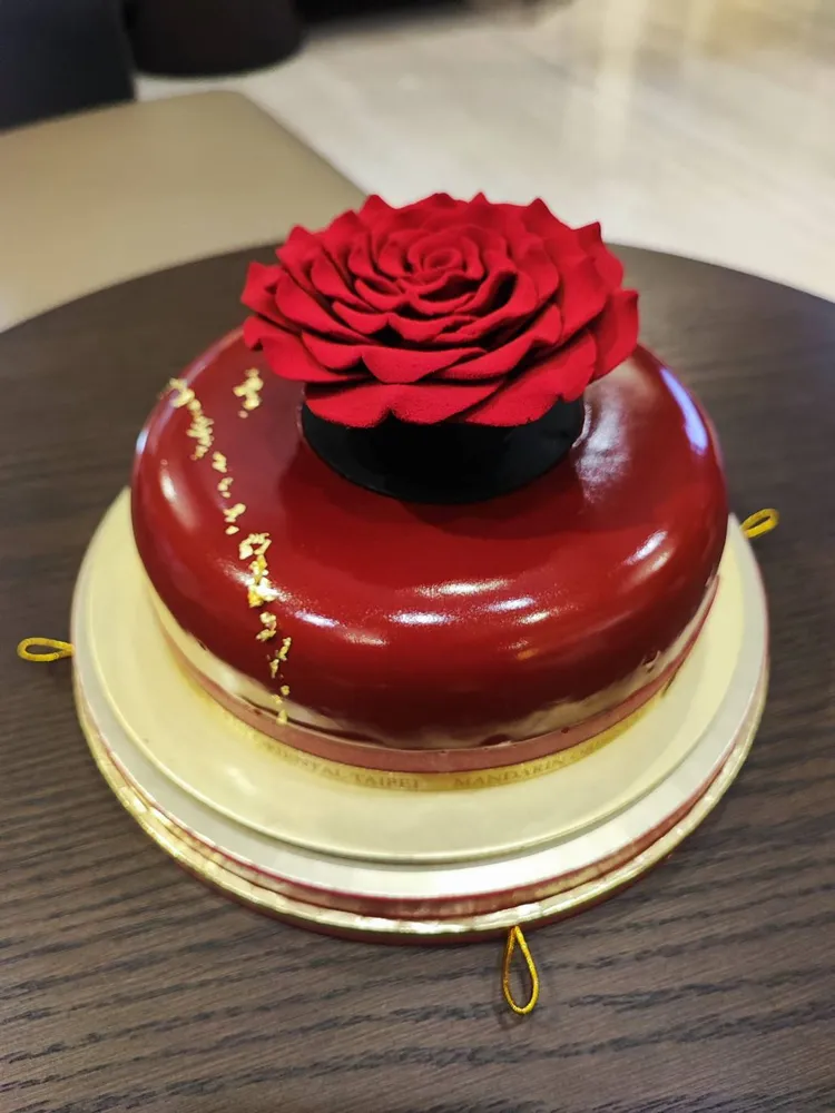 郭台銘大讚黃珊珊昨天送的生日蛋糕好吃。郭辦提供