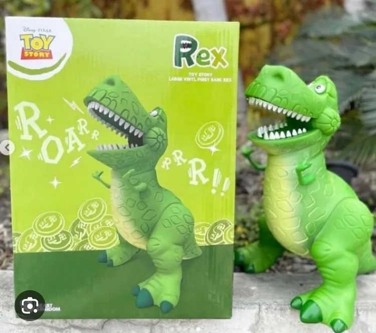 郭台銘特別準備抱抱龍存錢筒給黃珊珊。郭辦提供