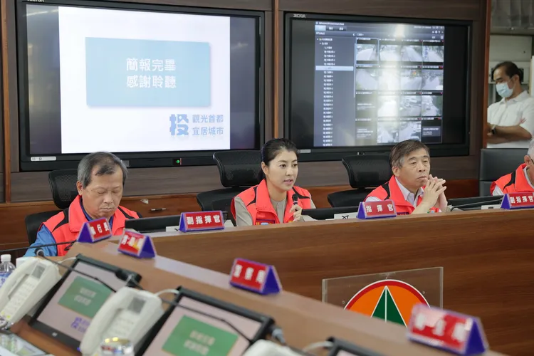 南投縣長許淑華今天上午到災害應變中心聽取簡報。縣府提供