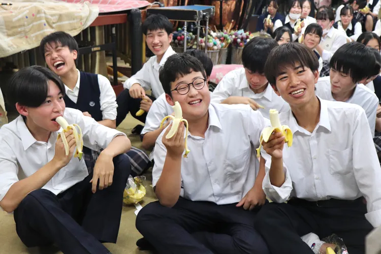 翡翠騎士收到旗山香蕉後，迫不及待品嚐高雄好滋味。市府提供