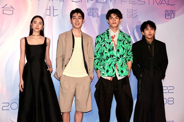 林奕嵐（左一）和巫建和（右一）因電影《成功補習班》假戲真做。資料照片