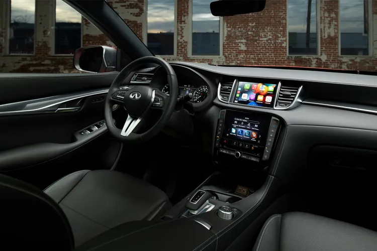 車內配備BOSE 12具揚聲器、電動啟閉全景玻璃天窗、智慧感應無線充電板等豪華配備，搭配黑色內裝頂蓬、皮質包覆內裝等，打造兼具豪華與個性的專屬座艙。原廠照片