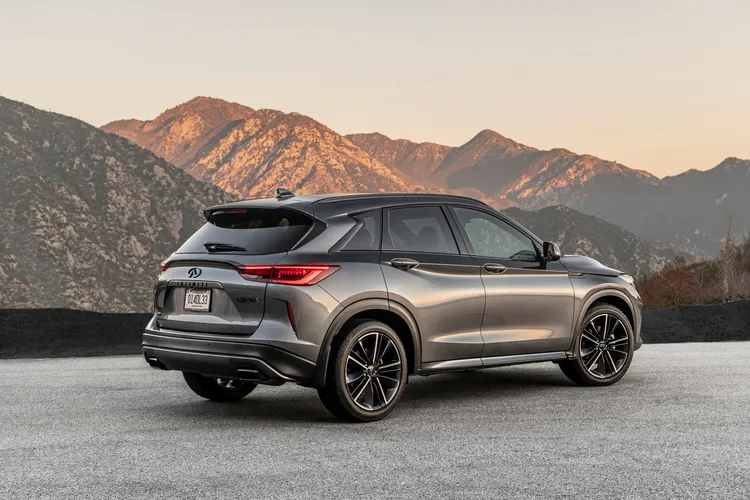 INFINITI QX50S 24年式黑曜特仕版，主要是透過外觀6大黑曜套件的亮黑處理，搭配QX50原先優雅動感的車身設計，打造出獨具風格的運動豪華休旅。原廠照片