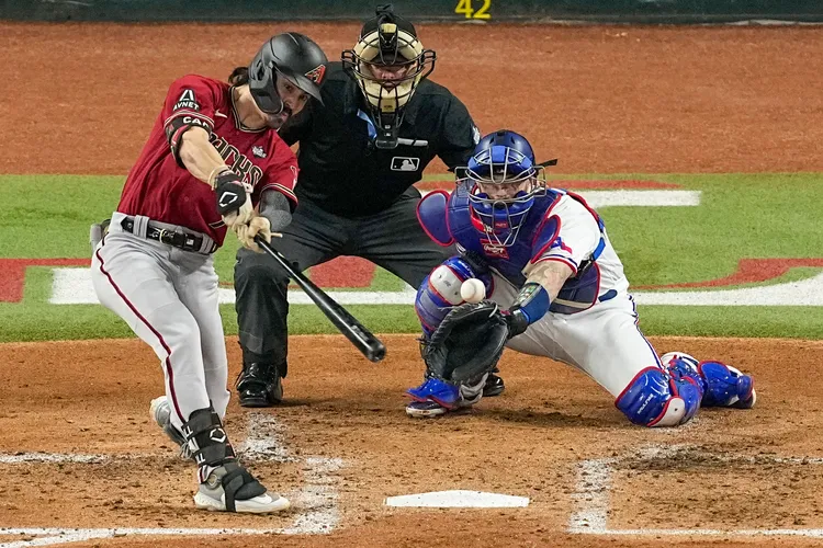 卡洛爾(左)。美聯社