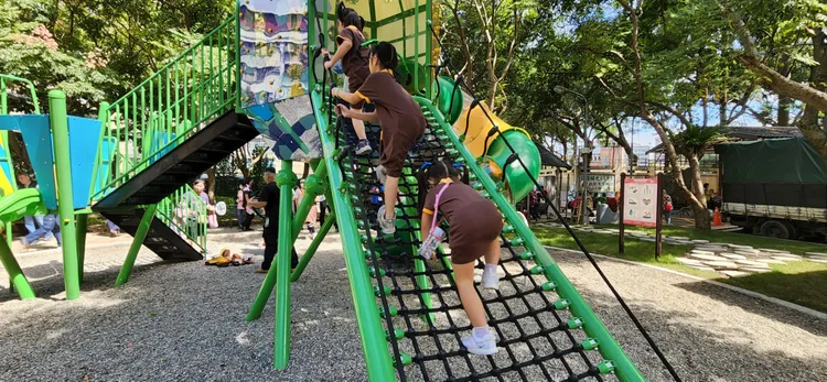 攀爬網刺激好玩。公所提供