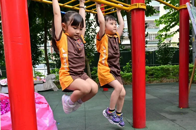 土城永豐公園翻修後增加許多特色遊具，比以往罐頭有趣提高親子互動。公所提供