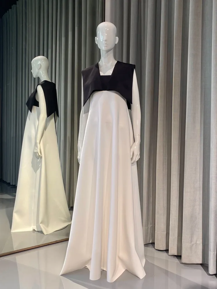 經典黑白海軍領禮服。品牌提供