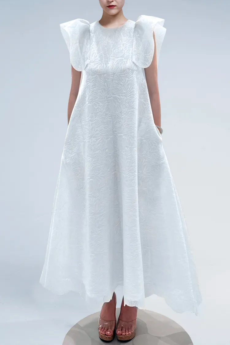 柔美浪漫緹花荷葉邊禮服。品牌提供