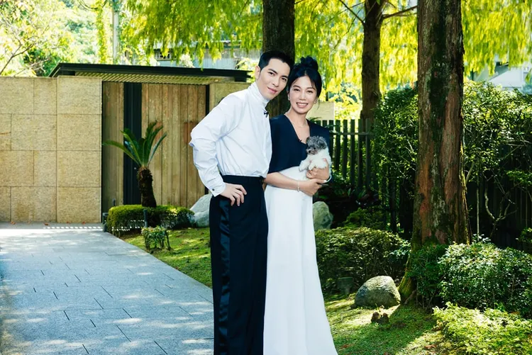 Summer（右）與蕭敬騰登記結婚當天，穿上經典黑白海軍領禮服。翻攝喜鵲娛樂臉書