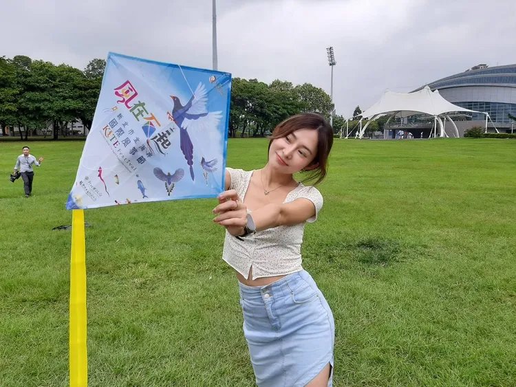 北海岸國際風箏節上百位國內外好手秀技，包括有水母、燈塔、鯨魚、章魚等造型軟體風箏，以及令人饞涎欲滴的冰淇淋風箏也同步起飛。翻攝畫面