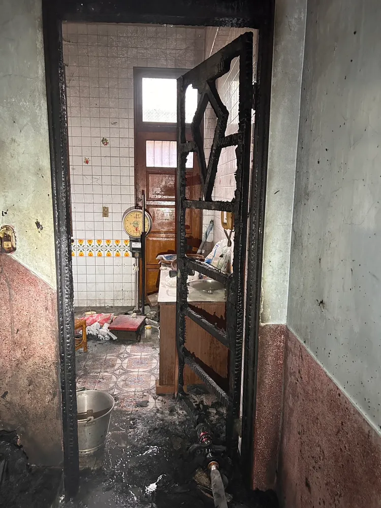 老伯縱火燒毀自家門窗。讀者提供