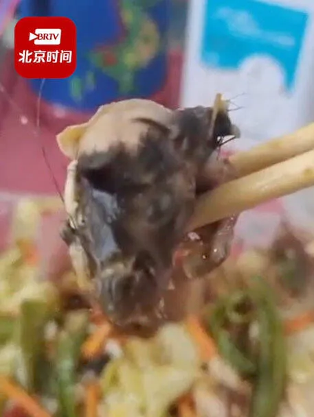 今年6月重慶一間醫院便當中也有鼠頭。翻攝微博