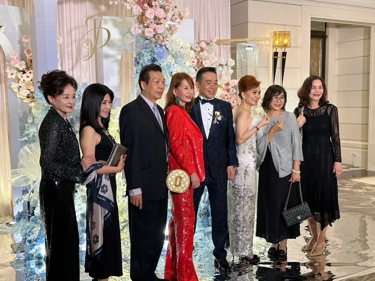 王淑娟（左起）難得盛裝，跟蔣黎麗、周丹薇、張晨光及友人合影。趙大智攝