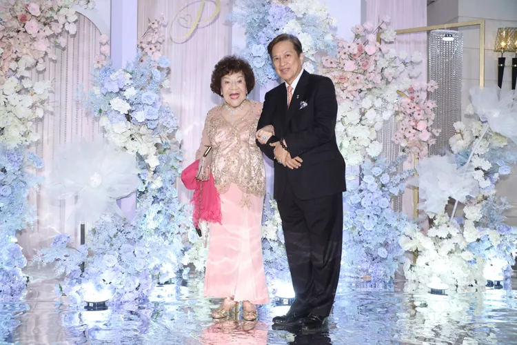 阿姑周遊（左）和導演老公李朝永也前來祝賀。攝影中心攝