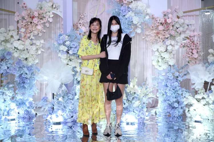 俞小凡（左）的18歲愛女有雙大長腿，也遺傳媽媽美貌。攝影中心攝