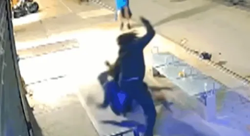 驚悚影片|「你看三小?」僅因眼神接觸 詩人遭少年在女友面前活活刺死