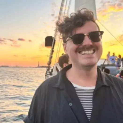 卡森生前是詩人與環保活動家。圖為卡森先前搭乘遊艇出遊。翻攝LinkedIn/Ryan Carson