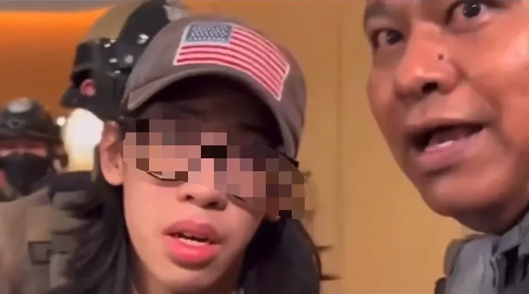 泰國少年槍手被捕時模樣。翻攝推特