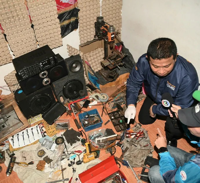 泰國警方拘捕槍枝販子，並查獲大量武器。