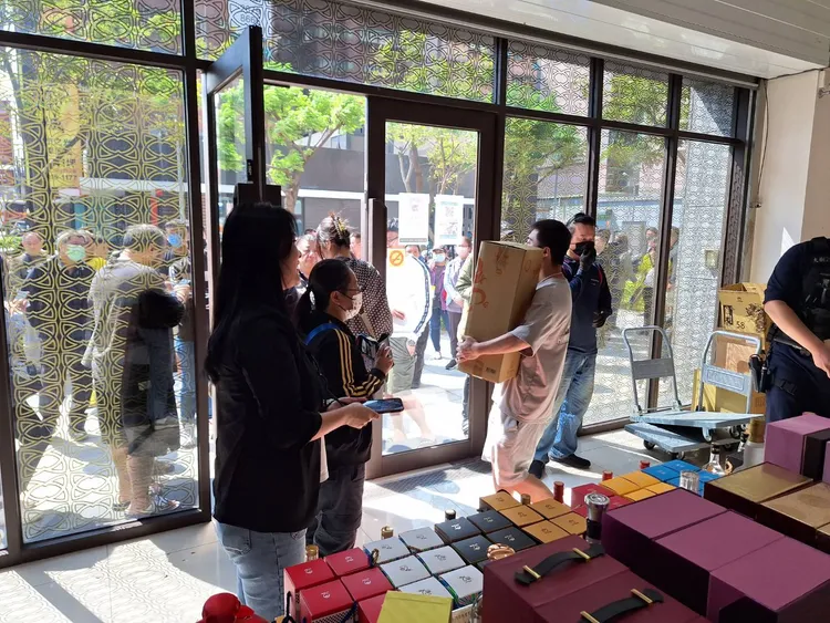 酒促會現場買氣夯。桃園警分局提供