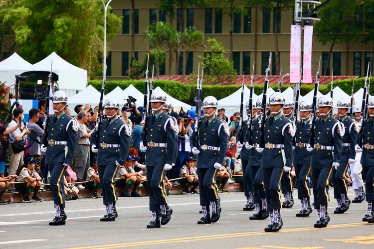 三軍樂儀隊帶來「攜手齊心護民主 軍民同心衛家邦」精湛演出，獲得滿堂彩。彭欣偉攝