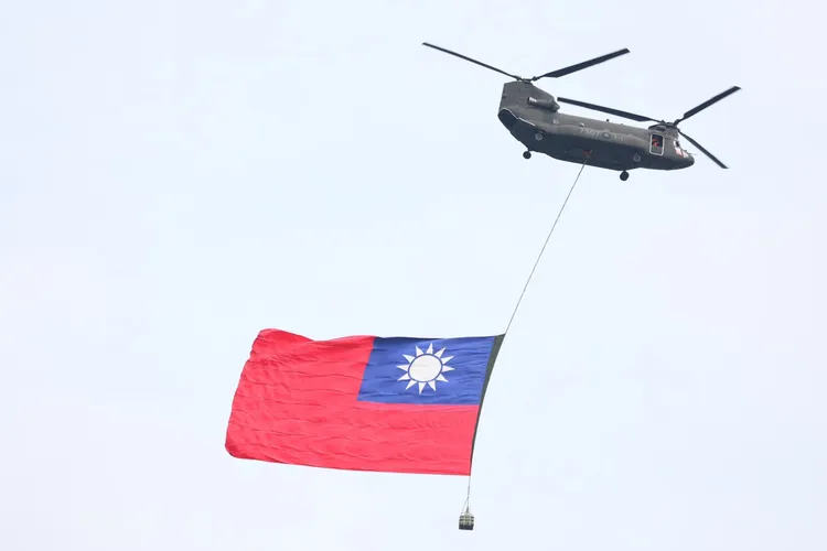 契努克運輸直升機吊掛巨幅國旗於空中。彭欣偉攝