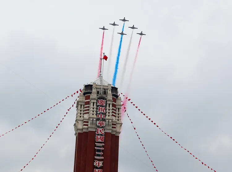 六架空軍雷虎小組AT-3教練機在總統府高空噴彩煙，祝賀中華民國生日快樂。彭欣偉攝