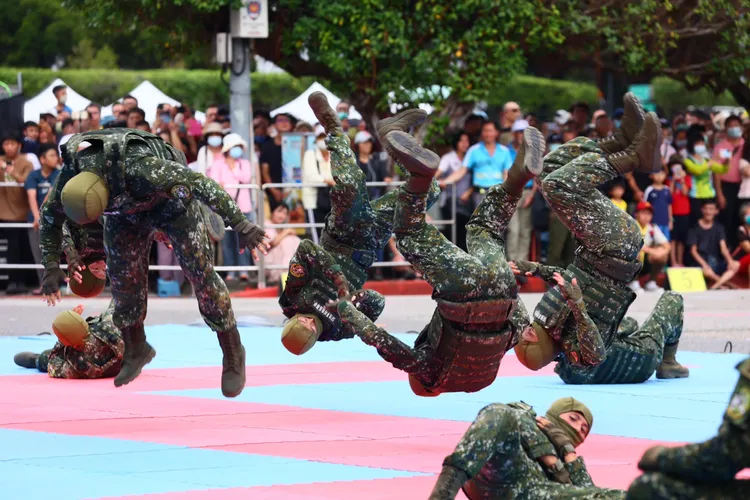 陸軍特戰指揮部戰技隊格鬥，讓觀賞民眾驚呼。彭欣偉攝