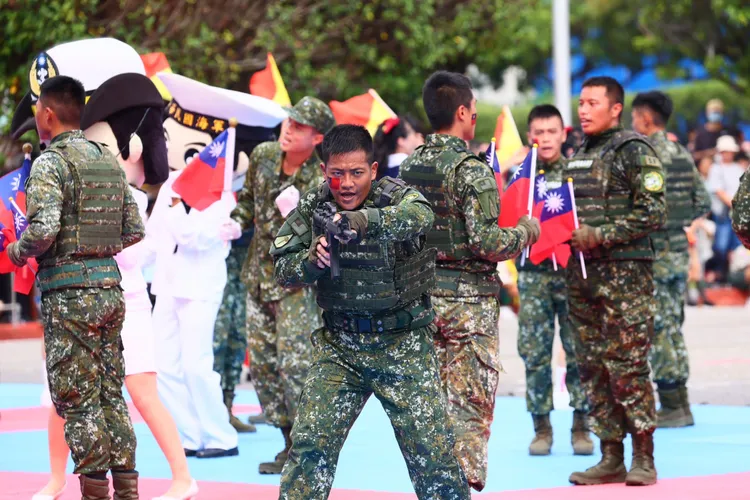 國防部心理作戰大隊結合藝工隊、陸軍專校戰鼓隊、特指部戰技隊聯合演出。彭欣偉攝