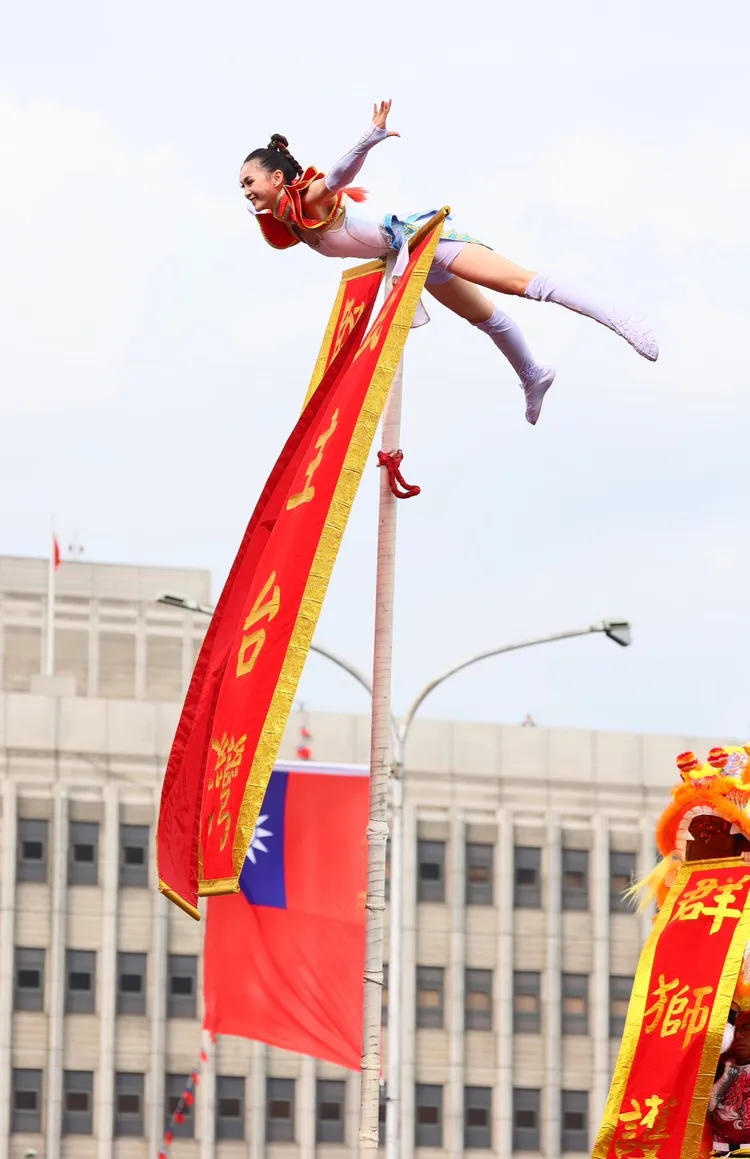 舞獅陣群表演者懸於半空中，讓群眾看得目瞪口呆。彭欣偉攝
