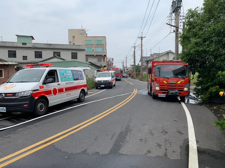 警消救出2歲男童、4歲女童，緊急後送醫院。消防局提供