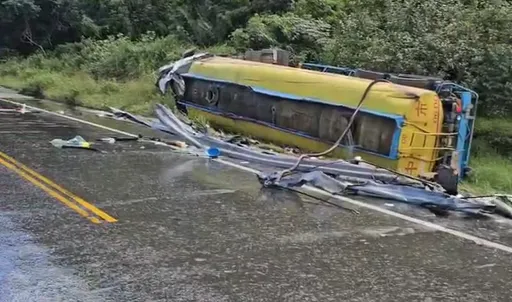 台2線嚴重車禍!槽車翻覆不明化學液體灑滿地 駕駛受困車內命危搶救