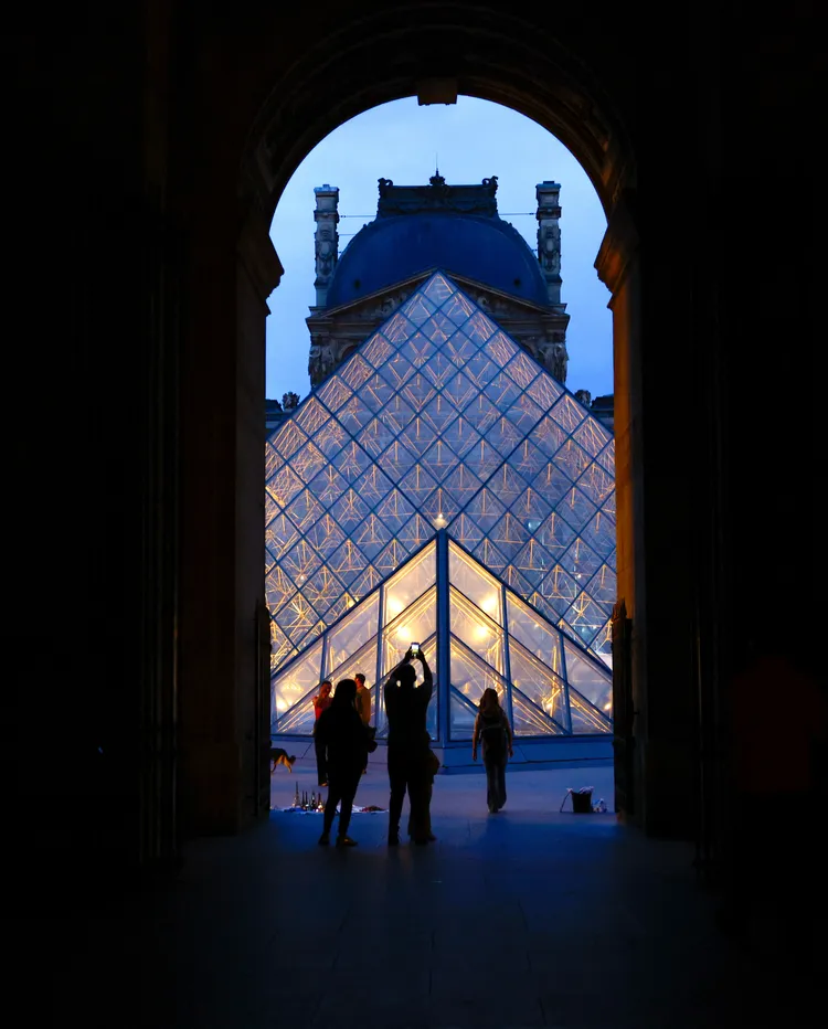 上月遊客遊羅浮宮。資料照片