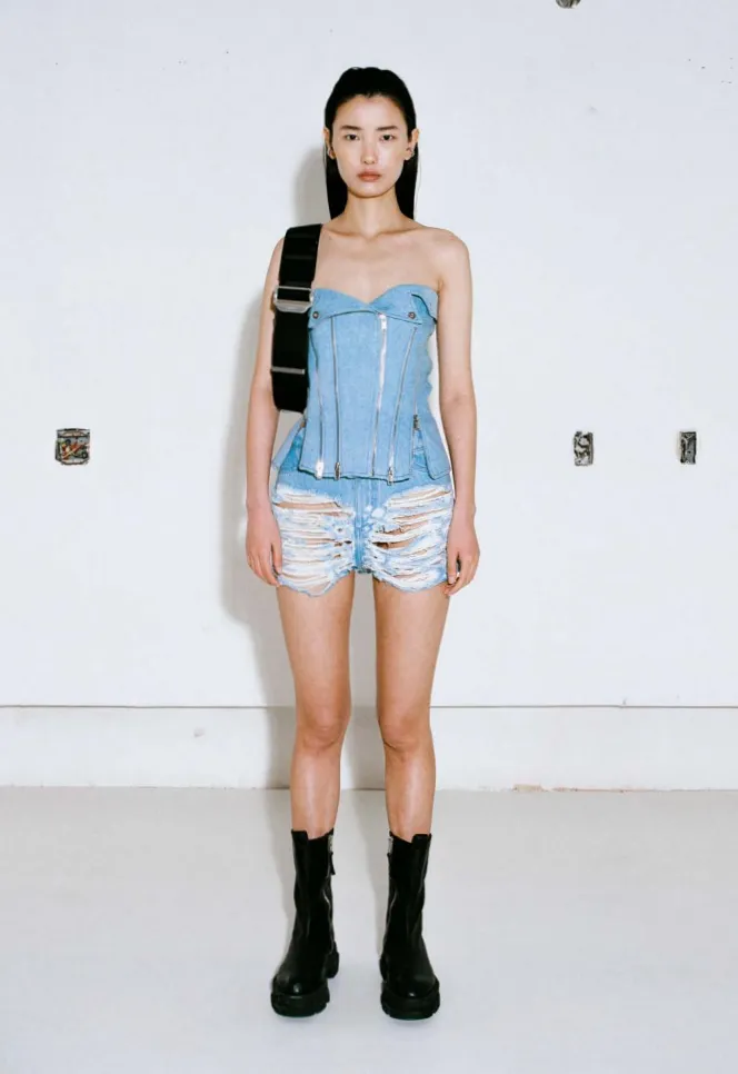 Dion Lee淺色牛仔拉鍊馬甲，3萬1800元。品牌提供
