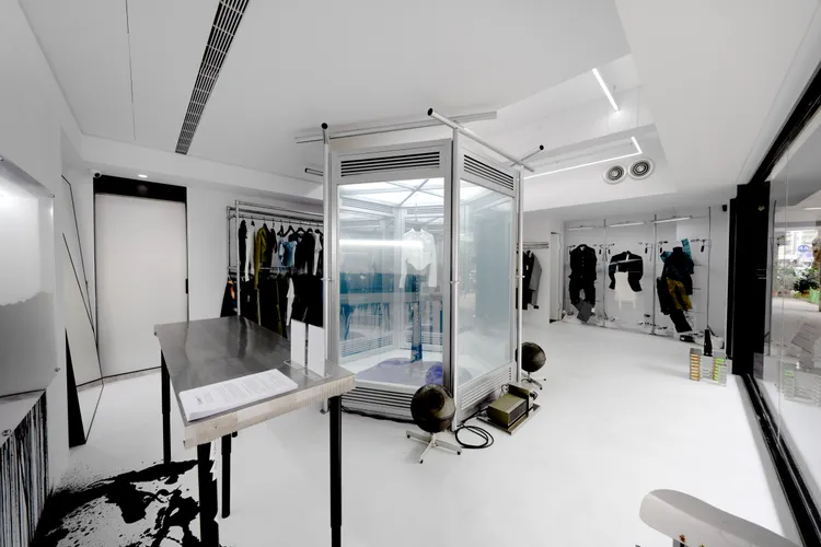 藉由冷色調、金屬、光感元素塑造出科技感展間。品牌提供