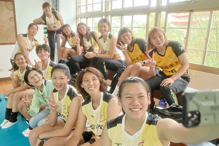 場邊的小排球員們興奮地林岱樺合影留念。翻攝畫面