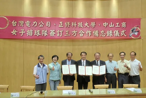 世大運女排明星球員「皮皮」教發球　立委林岱樺nice play：沒漏氣