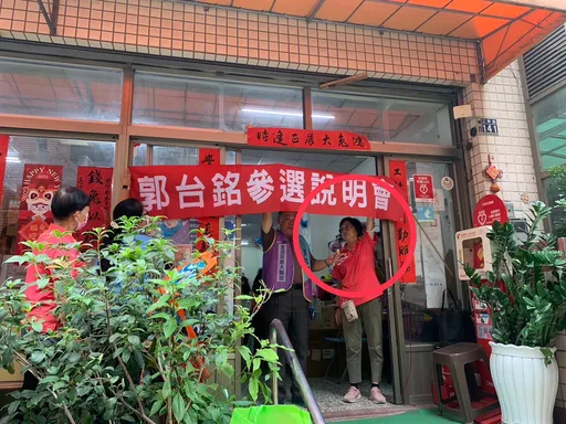 藍營立委參選人母親現身郭台銘連署站 湧「雙邊押寶」聲浪!羅廷瑋解釋了