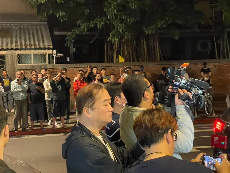 查緝行動吸引大批民眾圍觀。翻攝畫面