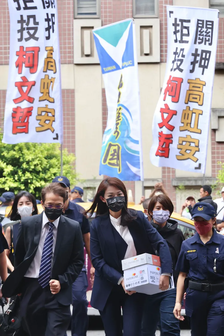 高虹安出庭，法院外有不少抗議群眾高舉旗幟。林林攝