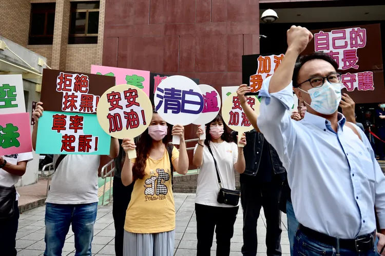 高虹安下午為詐領助理費案出庭，有支持者在法院外拿著「安安加油」的扇子。林林攝